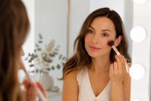 Application de blush rose sur pommette avec pinceau biseauté, tutoriel maquillage naturel