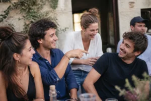 Groupe d'amis qui rient ensemble en extérieur, ambiance détendue et complice