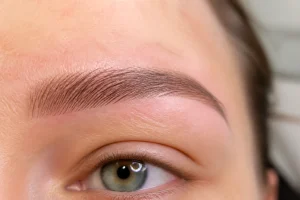 Sourcil après microblading avec poils fins dessinés naturellement, longueur ajustée à la morphologie du visage