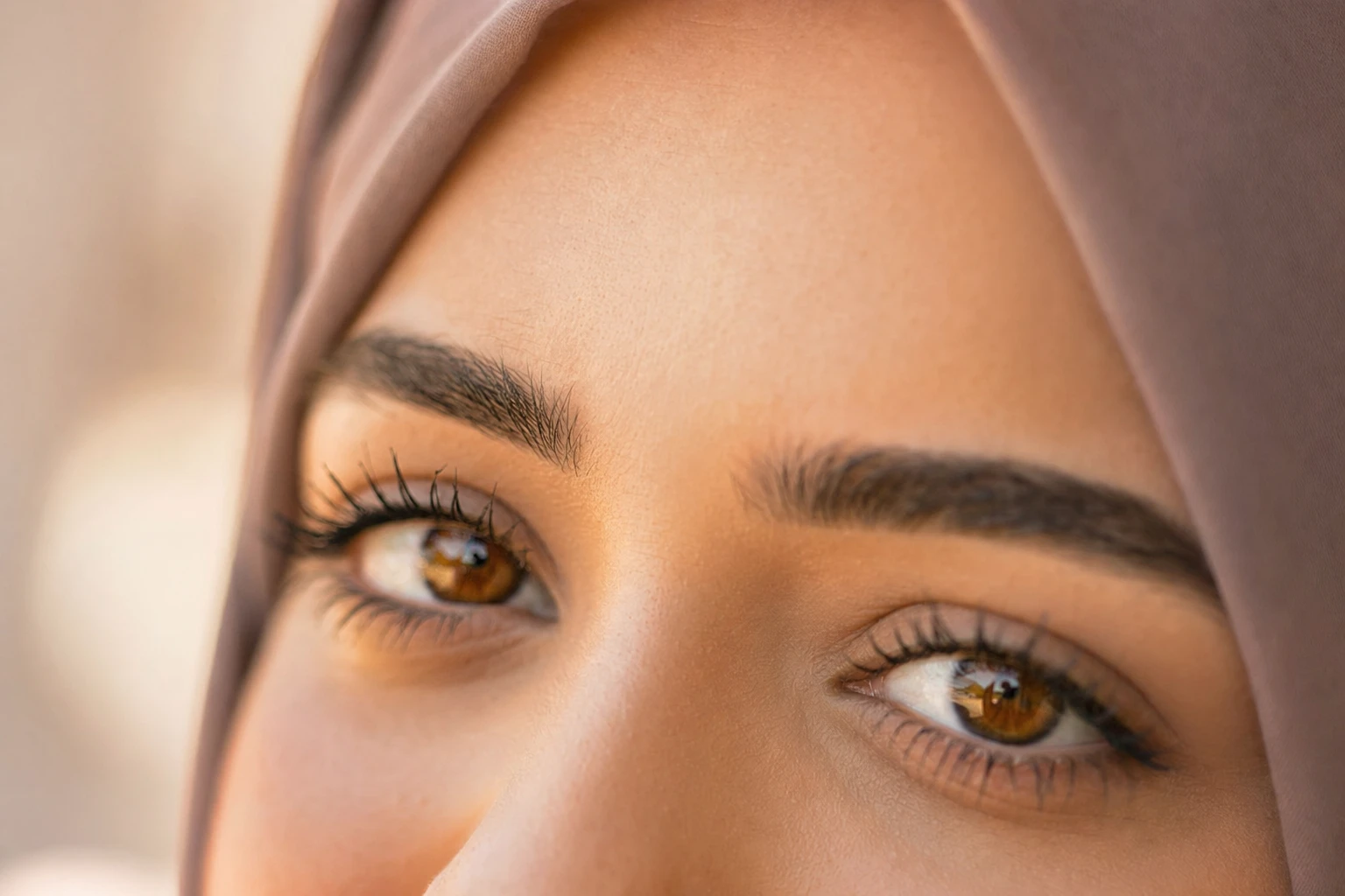 Regard de femme avec hijab et cils naturels soignés, lumière douce