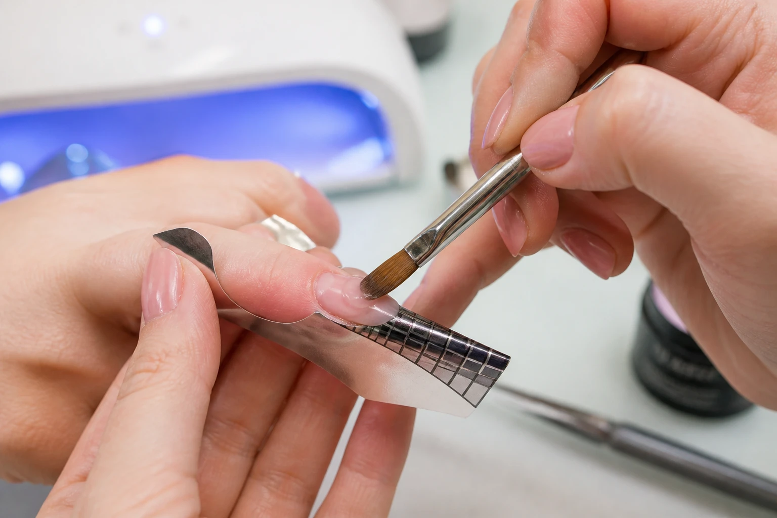 Pose chablon : le guide complet pour des ongles sur mesure